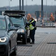 En polis kontrollerar en bil vid gränskontrollen vid Öresundsbron 2021. 