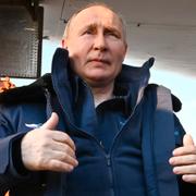 Russian President Vladimir Putin kliver ur ett bombplan av typen Tu-160M på torsdagen.