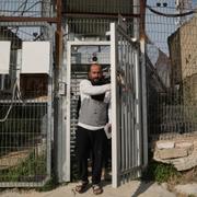 Hamdan Ballal, Oscarsvinnande palestinsk regissör av ”No Other Land”, släpps från en polisstation i bosättningen Kiryat Arba på Västbanken 25 mars.