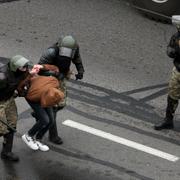 Demonstrant grips i Belarus huvudstad Minsk år 2020.