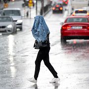 Regnet öser ner vid Norrmalmstorg i centrala Stockholm. Arkivbild.