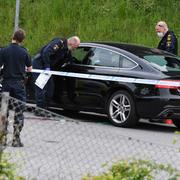 Polisens tekniker på plats vid den mördade mannens bil