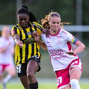 Häckens Monica Jusu Bah och IK Uppsalas Julia Ragnarsson under fotbollsmatchen i Damallsvenskan.