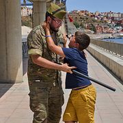En tolvårig marockansk pojke ber en spansk soldat att slippa bli deporterad tillbaka till Marocko. Ceuta den 3 augusti 2026.