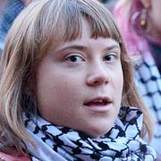 Till vänster: Greta Thunberg under en demonstration I Berlin förra veckan. Till höger: Elever protesterar i Paris förra veckan.