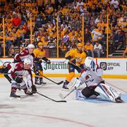 Nashville Austin Watson sätter pucken bakom Jonathan Bernier i Coloradomålet.