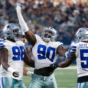 Dallas Cowboys spelare firar under en match 2017