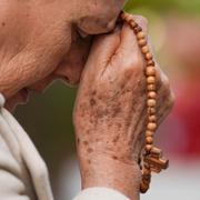 En kvinna ber för påve Franciskus framför Agostino Gemelli-sjukhuset i Rom. 