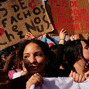 Studenter i Paris håller skyltar med texten ”Inga fascister hos oss” och ”Mer pengar till utbildning, inte till militären”.