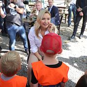 Kristdemokraternas partiledare Ebba Busch talar med förskolebarn 2021.
