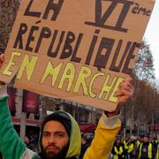 Gula västarna demonstrerar i Paris.