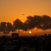 Ett rökmoln stiger från Saudi Aramcos oljeanläggning i Jeddah efter en attack från Huthirebellerna 2022.