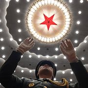 En militär dirigent i samband med 105-årsfirandet av det kinesiska kommunistpartiet i början av juli.