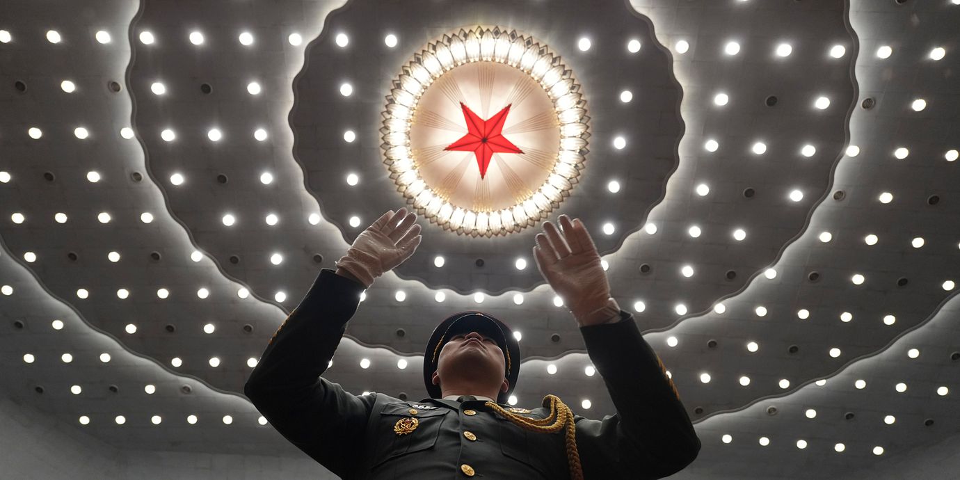 En militär dirigent i samband med 105-årsfirandet av det kinesiska kommunistpartiet i början av juli.