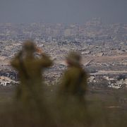 Israeliska soldater som tittar ut över Gaza.