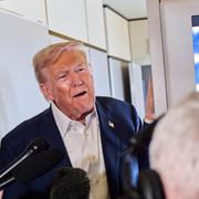Trump intervjuas på presidentflyget Air Force One.