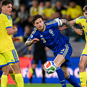 Victor Nilsson Lindelöf med mask / Victor Nilsson Lindelöf utan mask.