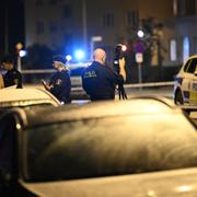 MALMÖ, SVERIGE 20230820 Polis och kriminaltekniker på plats efter en skottlossning på Lönngården i Malmö på söndagskvällen. Enligt polisens hemsida skall en person anträffats skadad.