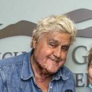 Jay Leno poserar med sjukhuspersonalen.