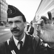 Polisinspektör Bo Larsson håller upp en grovkalibrig kula som hittades på trottoaren på andra sidan Sveavägen, dagen efter natten då Olof Palme mördades.