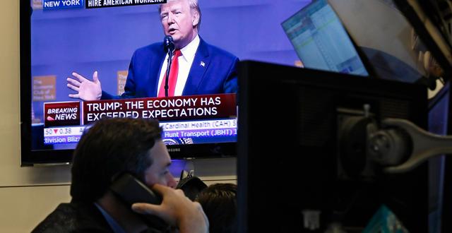Illustrationsbild: Investerare på Wall Street, Trump håller tv-sänt tal på tisdagen. Richard Drew / TT NYHETSBYRÅN
