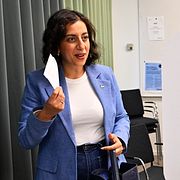 Liberalernas partiledare Simona Mohamsson  förtidsröstar på Brommaplans bibliotek under tisdagen.