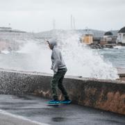 Stormen Floris ansätter Lysekil på västkusten.