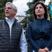 Merrick Garland och Ukrainas tidigare chefsåklagare Iryna Venediktova i juni.  Nariman El-Mofty / AP