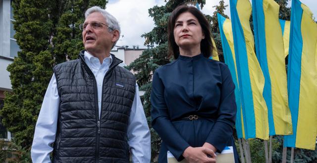Merrick Garland och Ukrainas tidigare chefsåklagare Iryna Venediktova i juni.  Nariman El-Mofty / AP