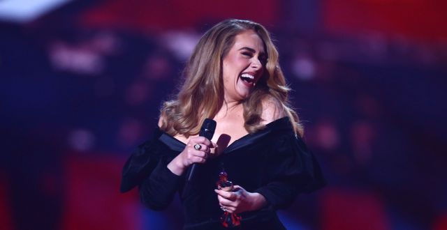 Adele på Brit Awards 2022.  Joel C Ryan / AP
