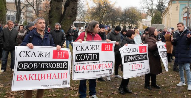 Demonstration mot vaccinkrav i Kiev. Efrem Lukatsky / AP