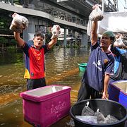 Människor säljer mat på vattnet i Bangkok.
