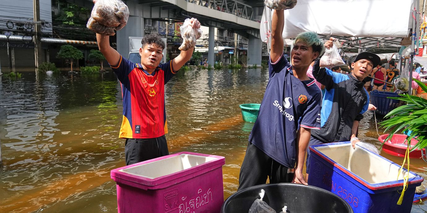 Människor säljer mat på vattnet i Bangkok.