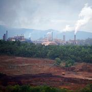 Rök stiger från PT Vale Indonesias nickelfabrik i Sorowako i provinsen Sulawesi Selatan i september.