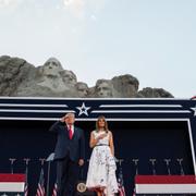 President Donald Trump och hustrun Melania vid Mount Rushmore i samband med årets nationaldagsfirande