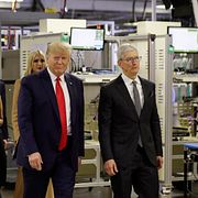 President Donald Trump och Apples vd Tim Cook i Apples fabrik i Austin, Texas. Arkivbild.