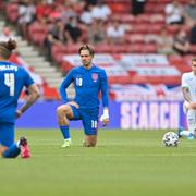 Englands Jack Grealish tillsammans med spelare från Englands och Rumäniens landslag inför avspark i en träningsmatch förra veckan. 