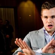 Magnus Carlsen firar VM-segern.