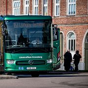 En buss som kör för Länstrafiken Kronoberg på busshållplatsen vid stationen i Älmhult. Arkivbild.