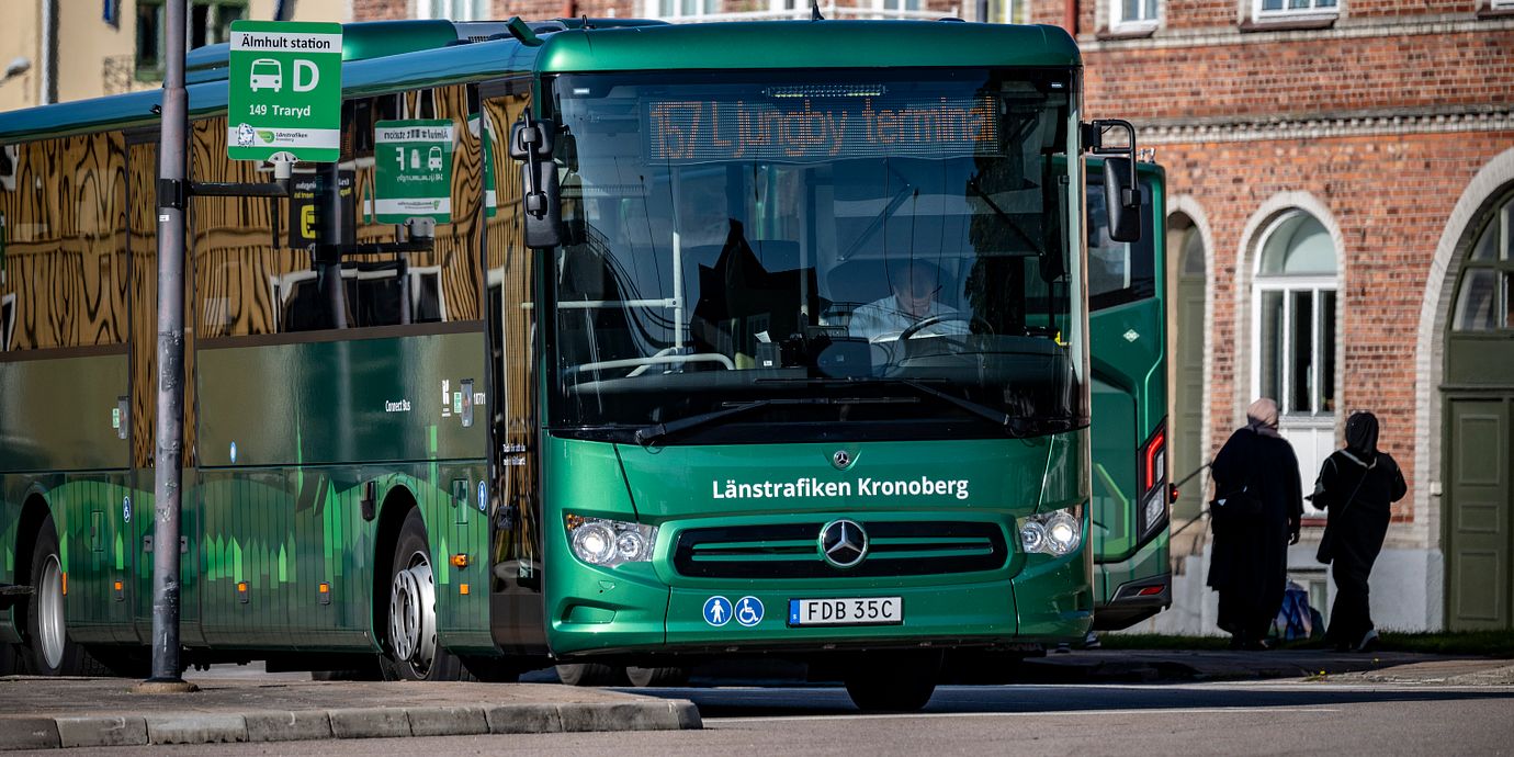 En buss som kör för Länstrafiken Kronoberg på busshållplatsen vid stationen i Älmhult. Arkivbild.