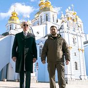 Biden på besök i Kyiv tidigare i år.  Evan Vucci / AP