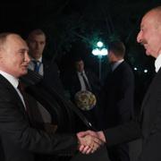 President Vladimir Putin skakar hand med Ilham Aliyev under gårdagens möte i Baku. 