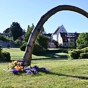 Konstverket ”Lyssnandet” i Almedalsparken är en björk i brons som har skapats till minne av mördade psykiatrisamordnaren Ing-Marie Wieselgren.