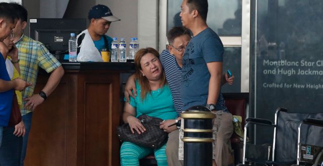 Gråtande kvinna utanför ett hotell i Resorts World. Aaron Favila / TT NYHETSBYRÅN