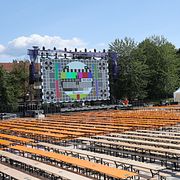 Bänkar är uppradade på Frogner stadion inför kvällens match.