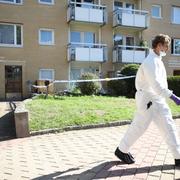 Tekniker säkrar spår i huset där två barn och en kvinna hittats död. 