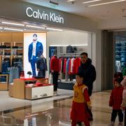 Calvin Klein och Tommy Hilfigers butiker i ett köpcentrum i Peking. 