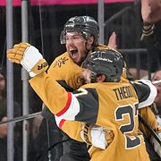 Shea Theodore firar sitt mål i förlängningen.
