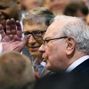 Buffett, med Microsoftgrundaren Bill Gates i bakgrunden.