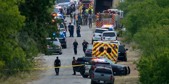 Polis arbetar runt lastbilen. Eric Gay / AP